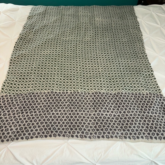 Roberta Roller Rabbit Women's Wool Pashmina Wrap Scarf Throw - Picture 11 of 12